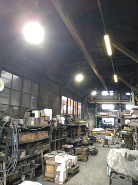 盆休み中の工場で照明・ファン工事